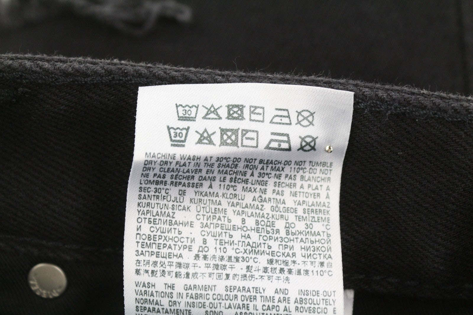 DIESEL De-Reg-R 0ABBV moteriški šortai W24 juodi džinsiniai šortai su užtrauktuku, rekomenduojama kaina – 125 € 