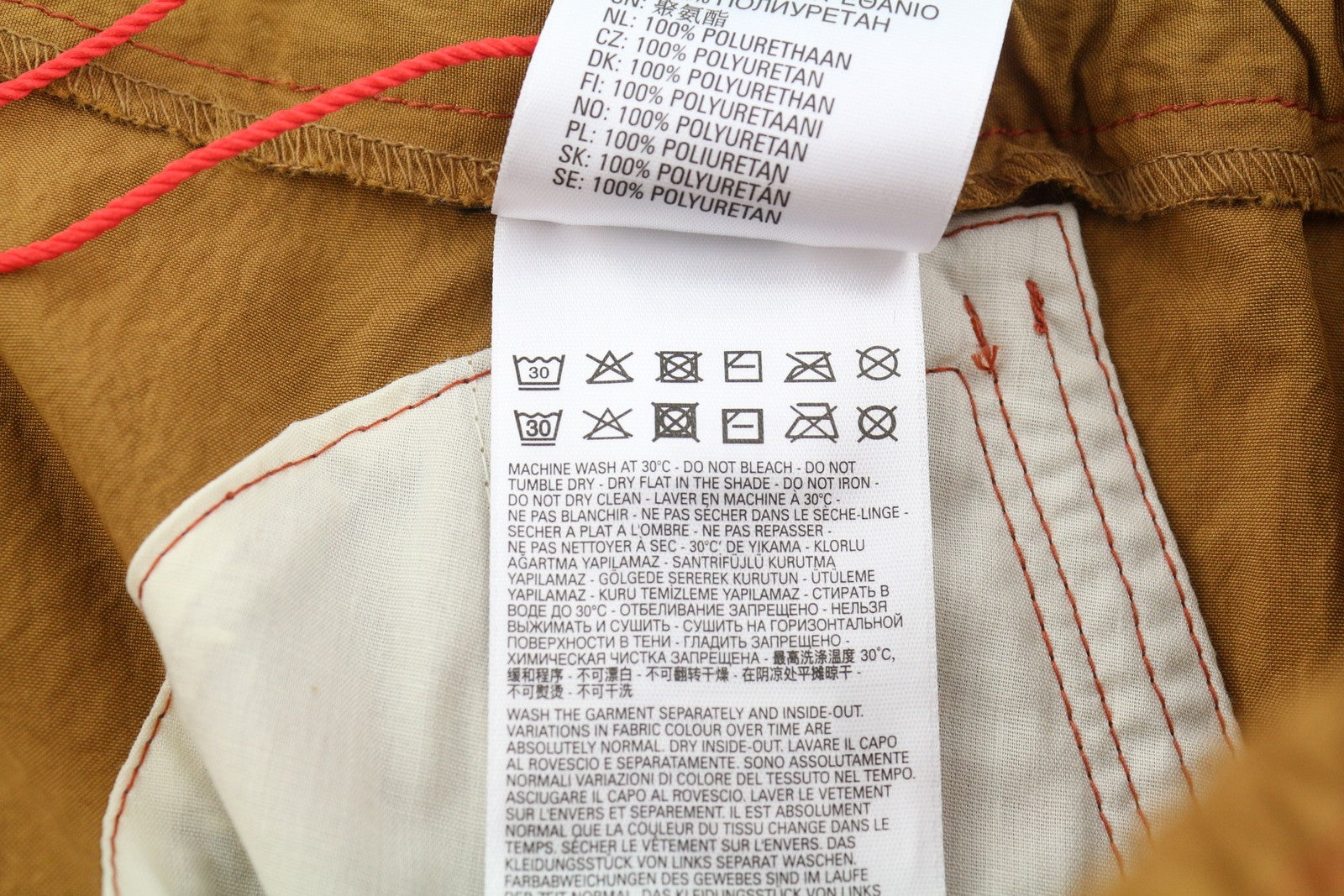 DIESEL P-Glary vyriški šortai W32 Cargo vidutinio rudumo su elastinėmis juosmens kišenėmis, rekomenduojama kaina – 175 € 