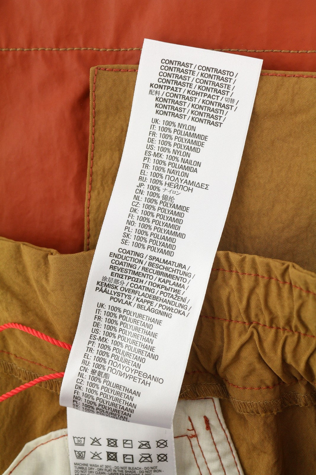 DIESEL P-Glary vyriški šortai W32 Cargo vidutinio rudumo su elastinėmis juosmens kišenėmis, rekomenduojama kaina – 175 € 