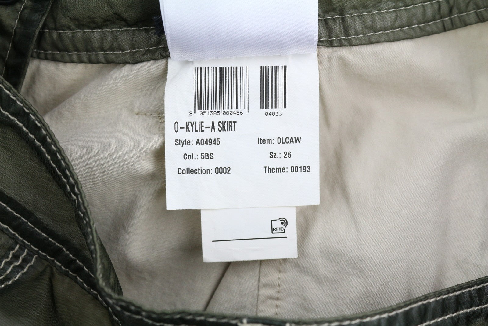 DIESEL O-Kylie-A moteriškas sijonas, W26, žalias, chaki spalvos, su lopais ir užtrauktuku, rekomenduojama kaina – 195 € 