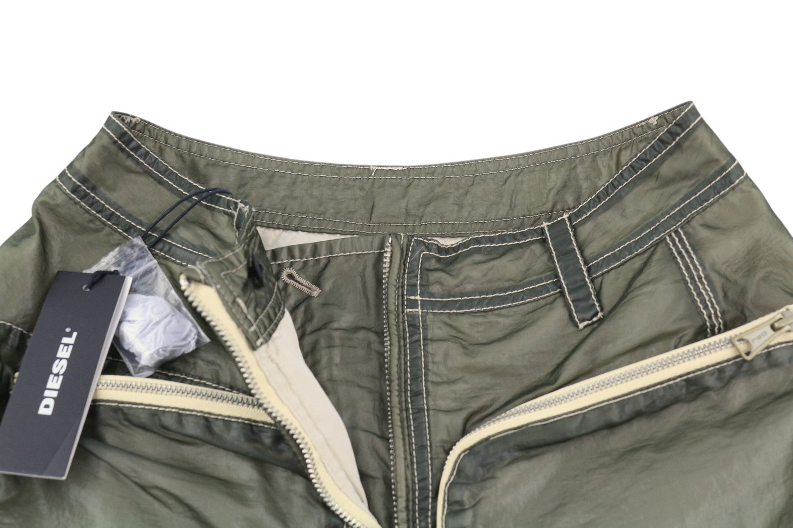 DIESEL O-Kylie-A moteriškas sijonas, W26, žalias, chaki spalvos, su lopais ir užtrauktuku, rekomenduojama kaina – 195 € 