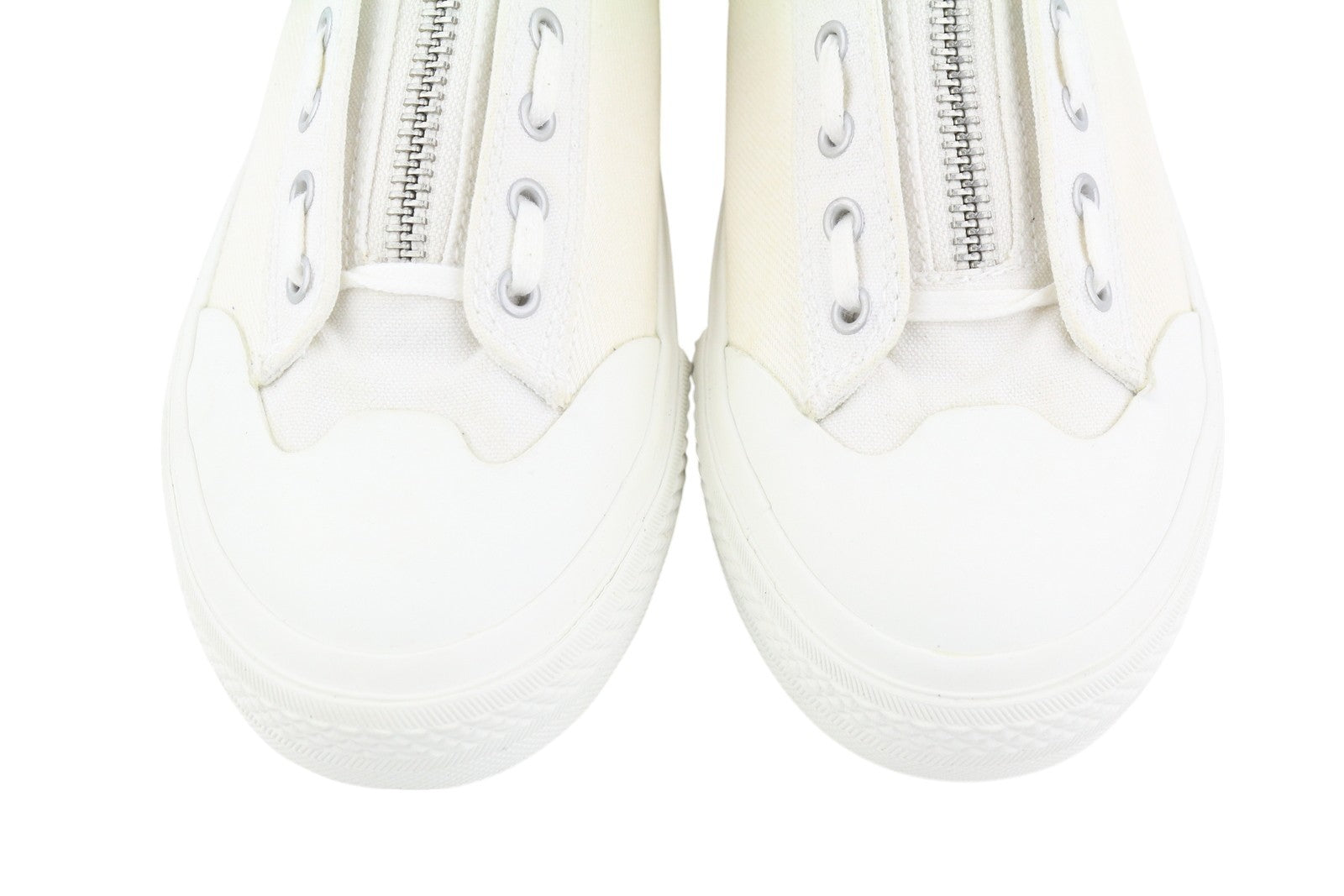 DIESEL S-Astico Mzip moteriški sportbačiai, 40,5 dydžio, balti, suvarstomi, migdolų spalvos nosimi. Rekomenduojama kaina – 180 €. 