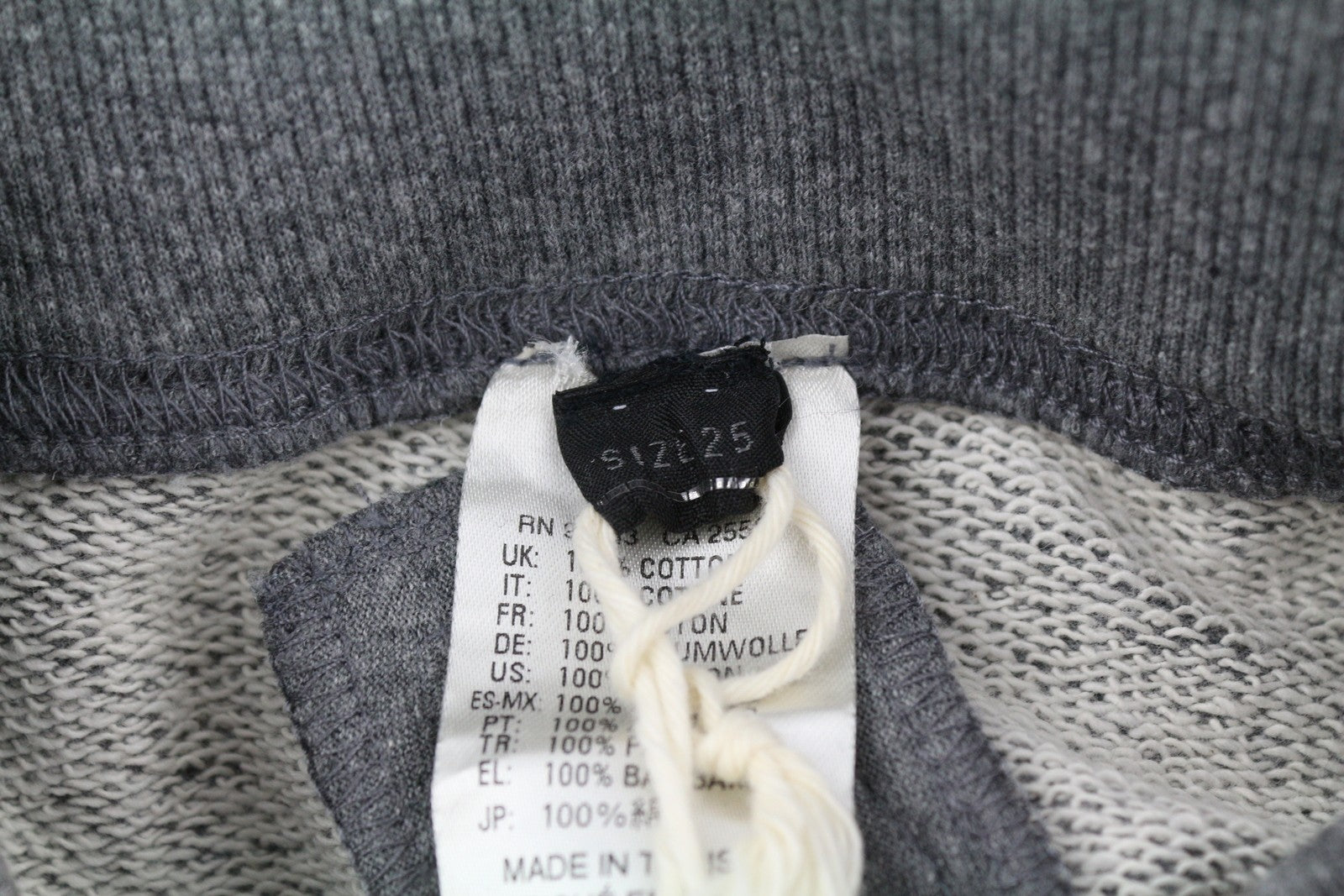 DIESEL O-Vita moteriškas sijonas W25 melanžo pilkos spalvos su pieštuko formos užtrauktuku ir kišenėmis, rekomenduojama kaina – 130 € 