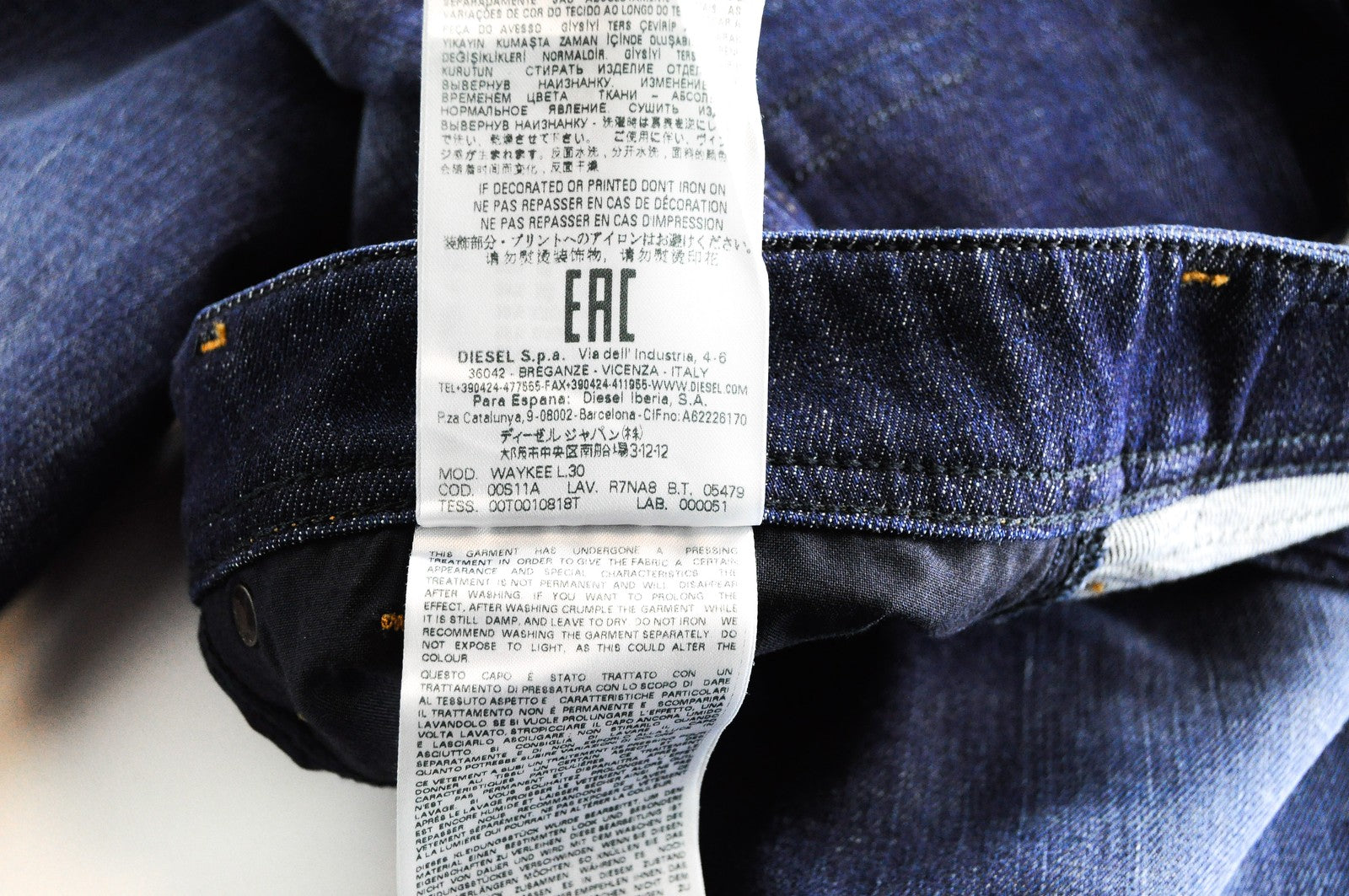 DIESEL Waykee R7NA8 vyriški mėlyni dirbtinės odos džinsai su sagomis, W28 L30 gofruotu gofruotu audiniu 
