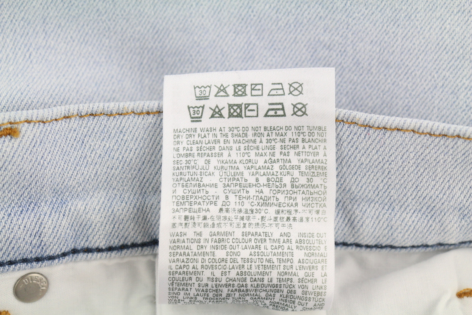 DIESEL 2005 D-Fining 09C06 vyriški džinsai W34/L32 įprasto kirpimo, siaurėjančios klešnės, rekomenduojama kaina – 250 € 