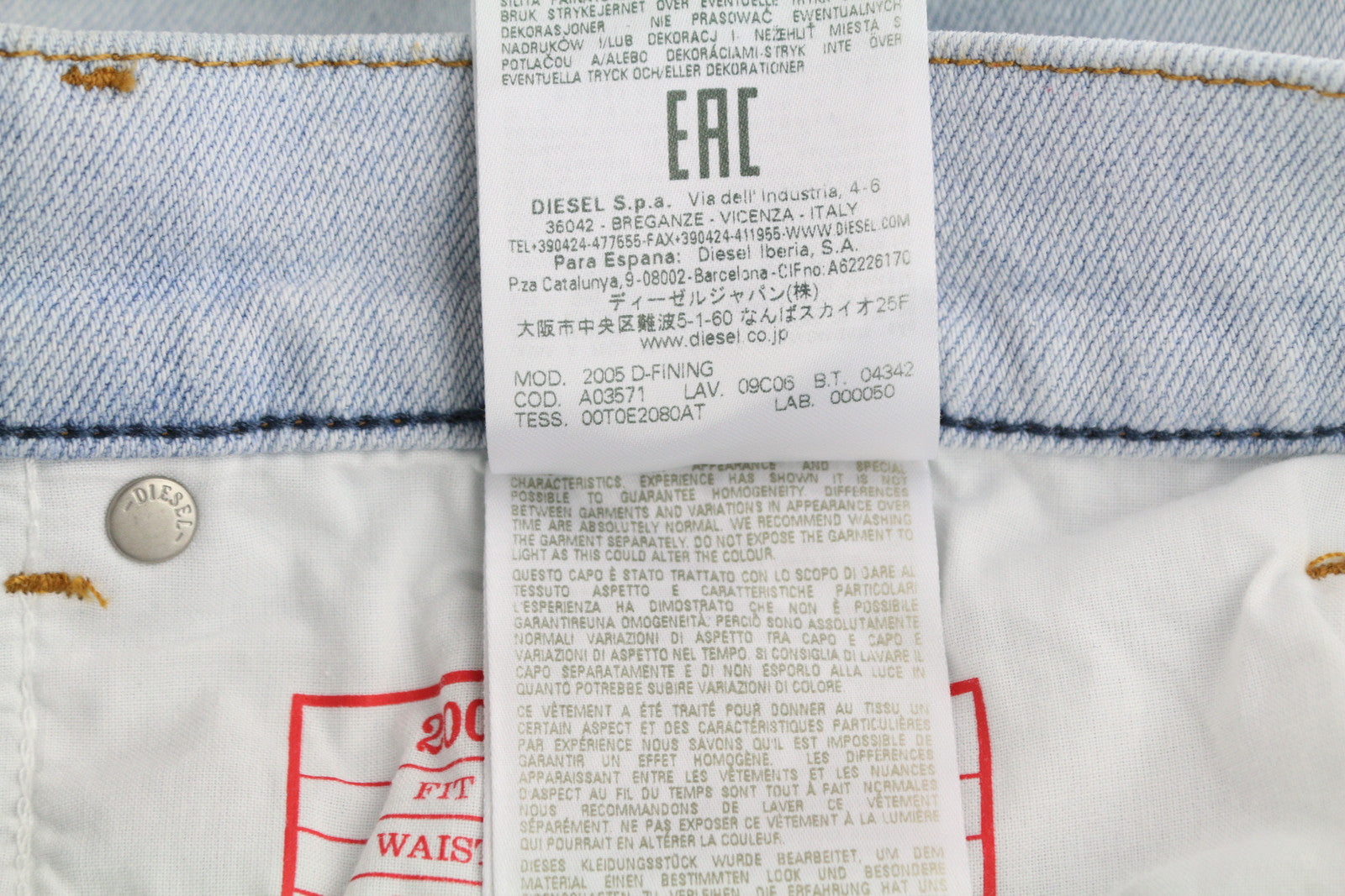 DIESEL 2005 D-Fining 09C06 vyriški džinsai W34/L32 įprasto kirpimo, siaurėjančios klešnės, rekomenduojama kaina – 250 € 