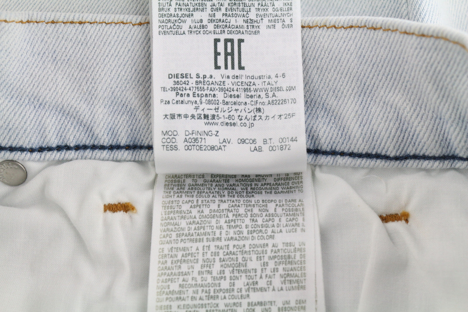 DIESEL D-Fining-Z 09C06 vyriški džinsai W30/L32 įprasto kirpimo, siaurėjančiomis klešnėmis, rekomenduojama kaina – 250 € 