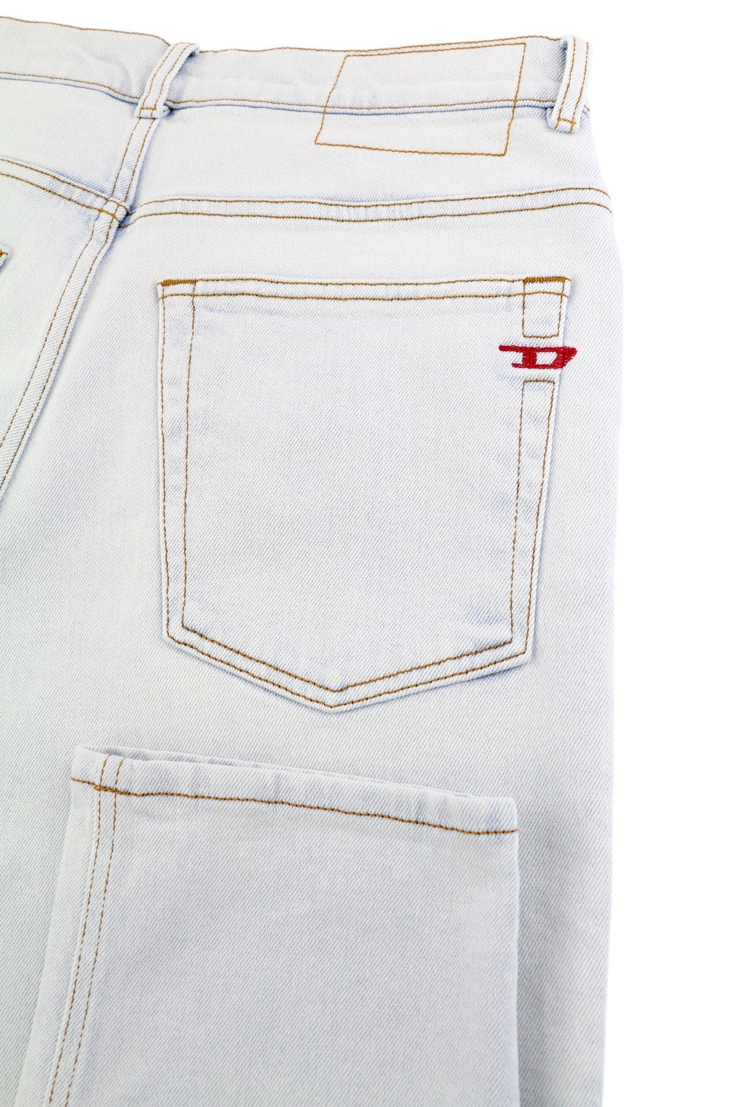 DIESEL D-Fining-Z 09C06 vyriški džinsai W30/L32 įprasto kirpimo, siaurėjančiomis klešnėmis, rekomenduojama kaina – 250 € 