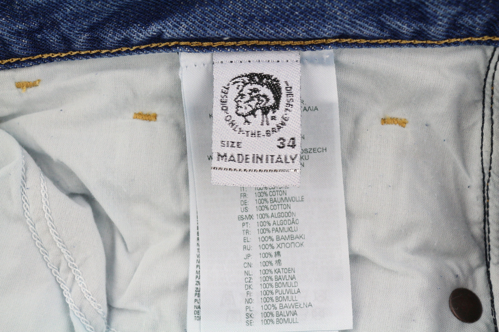 DIESEL D-Macs 09A25 vyriški džinsai W34/L30 tiesaus kirpimo, plėšyti, rekomenduojama kaina – 250 €, skalbtos mėlynos spalvos. 