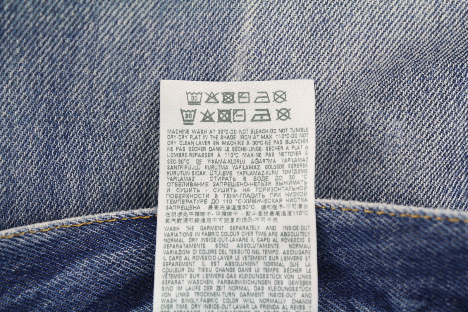 DIESEL D-Macs 09A25 vyriški džinsai W34/L30 tiesaus kirpimo, plėšyti, rekomenduojama kaina – 250 €, skalbtos mėlynos spalvos. 