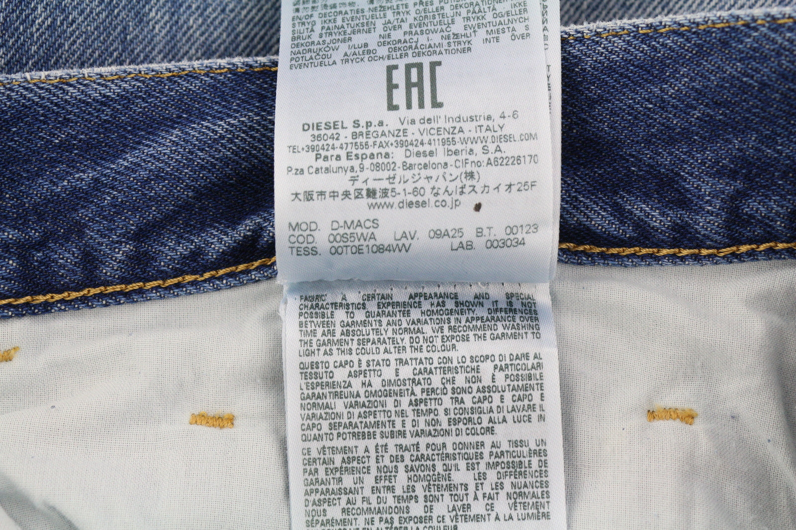 DIESEL D-Macs 09A25 vyriški džinsai W34/L30 tiesaus kirpimo, plėšyti, rekomenduojama kaina – 250 €, skalbtos mėlynos spalvos. 
