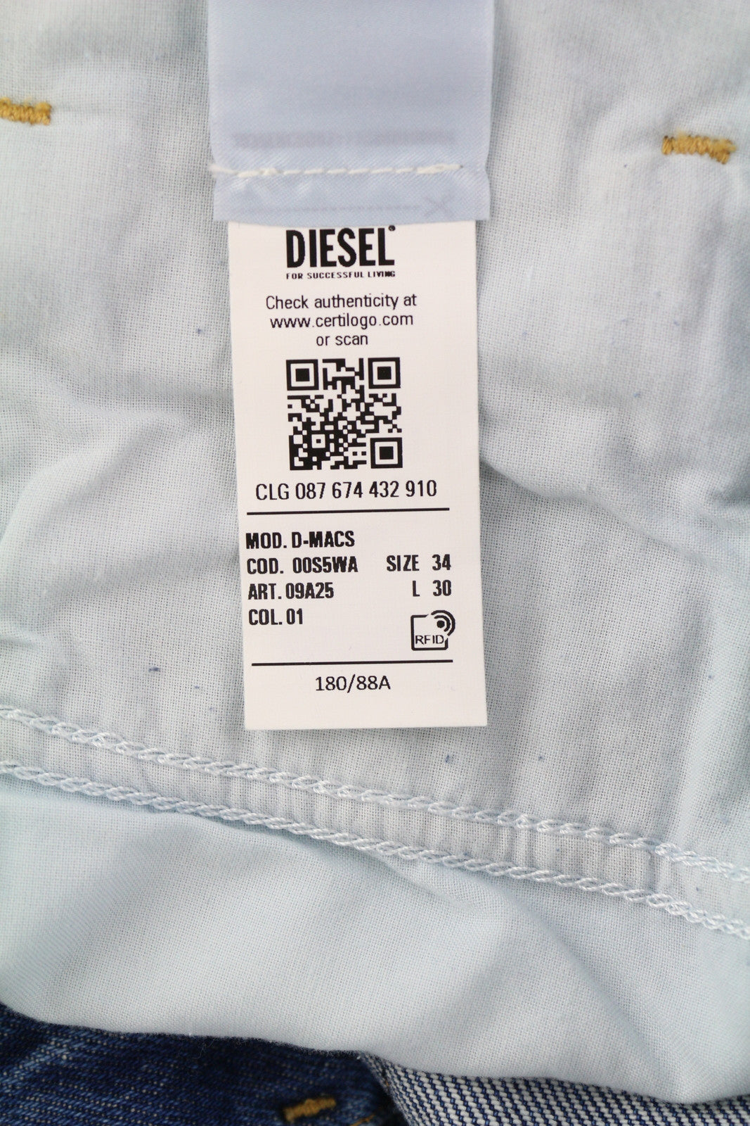 DIESEL D-Macs 09A25 vyriški džinsai W34/L30 tiesaus kirpimo, plėšyti, rekomenduojama kaina – 250 €, skalbtos mėlynos spalvos. 