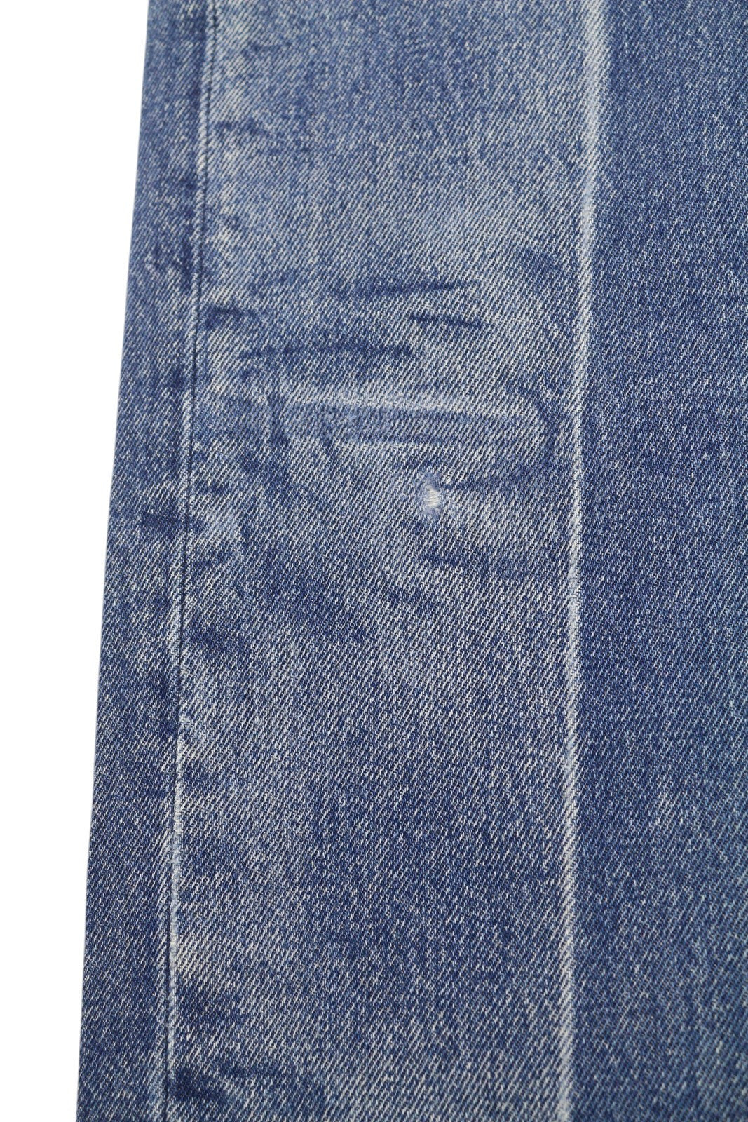 DIESEL D-Macs 09A25 vyriški džinsai W34/L30 tiesaus kirpimo, plėšyti, rekomenduojama kaina – 250 €, skalbtos mėlynos spalvos. 