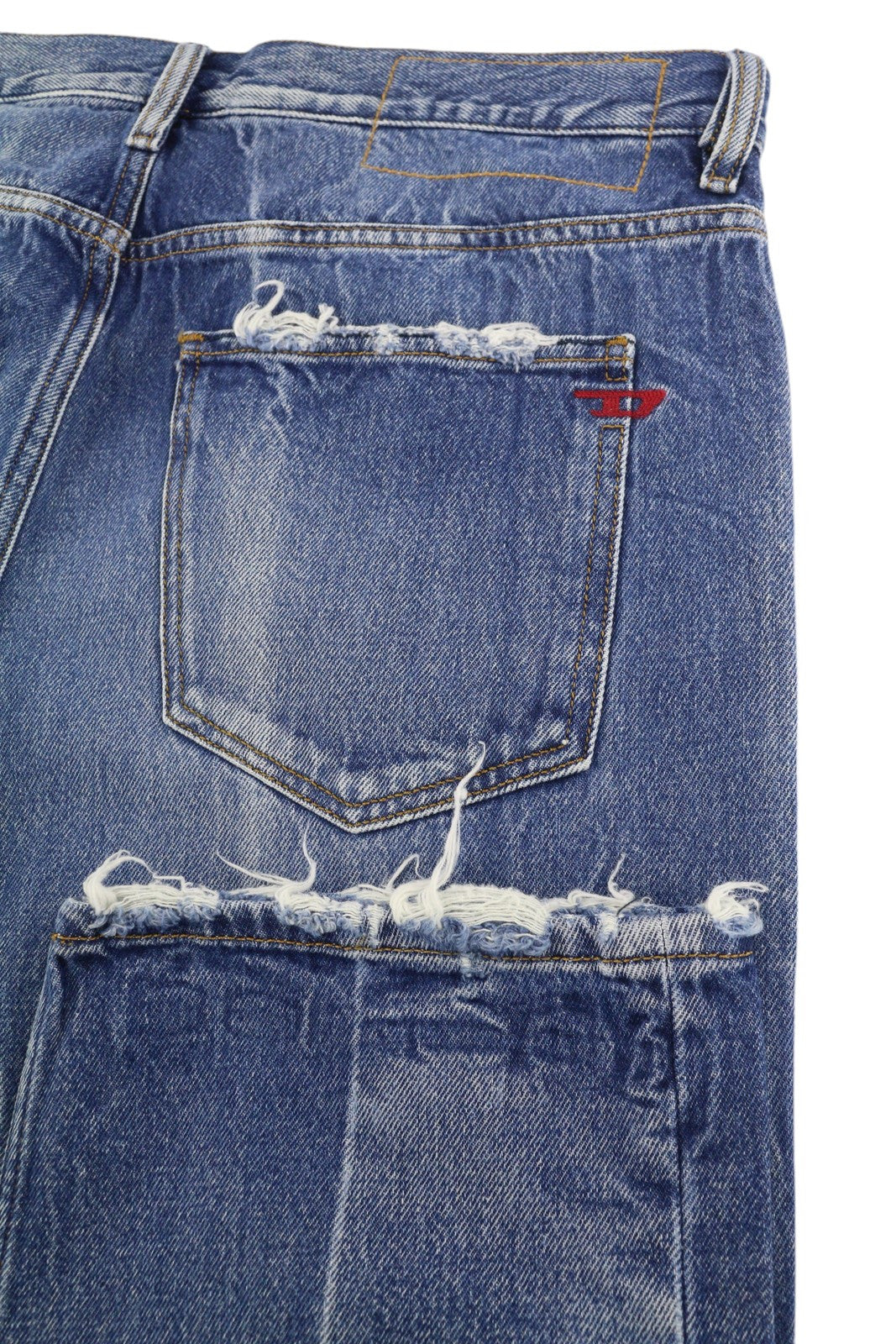 DIESEL D-Macs 09A25 vyriški džinsai W34/L30 tiesaus kirpimo, plėšyti, rekomenduojama kaina – 250 €, skalbtos mėlynos spalvos. 