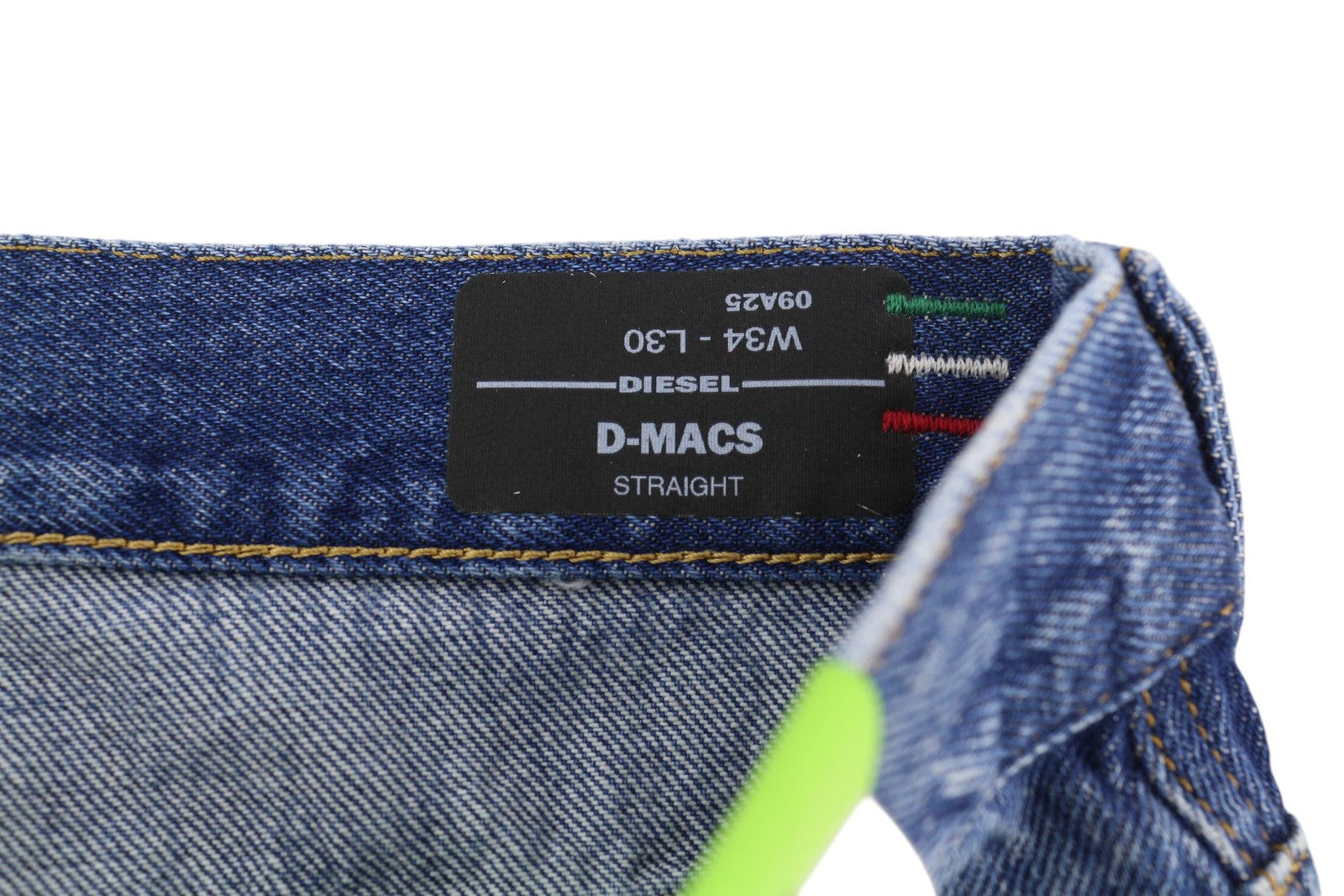 DIESEL D-Macs 09A25 vyriški džinsai W34/L30 tiesaus kirpimo, plėšyti, rekomenduojama kaina – 250 €, skalbtos mėlynos spalvos. 