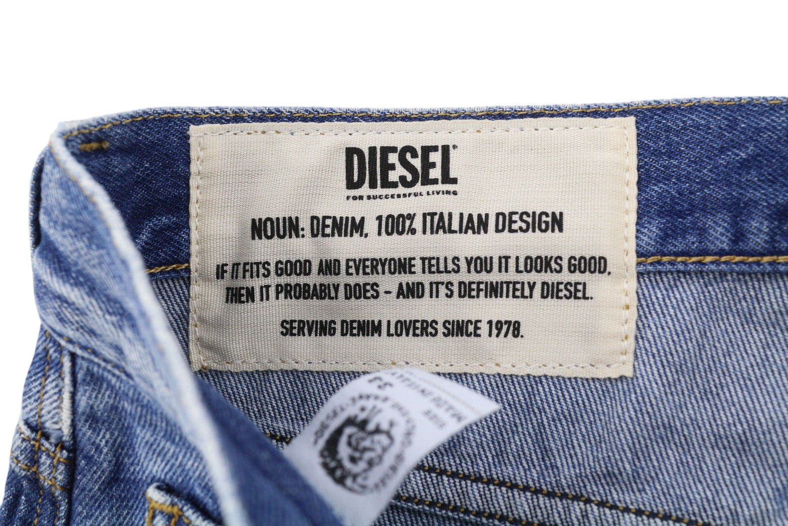 DIESEL D-Macs 09A25 vyriški džinsai W34/L30 tiesaus kirpimo, plėšyti, rekomenduojama kaina – 250 €, skalbtos mėlynos spalvos. 