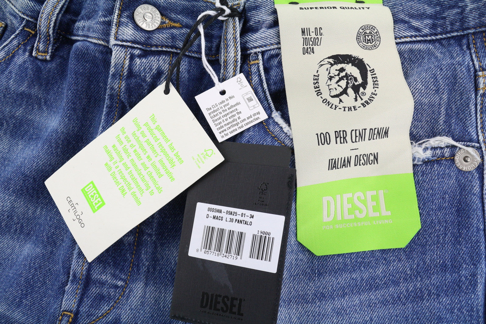 DIESEL D-Macs 09A25 vyriški džinsai W34/L30 tiesaus kirpimo, plėšyti, rekomenduojama kaina – 250 €, skalbtos mėlynos spalvos. 