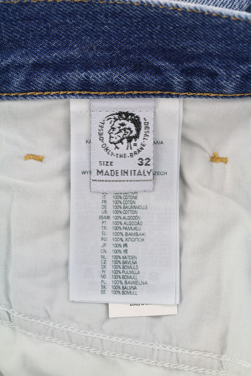 DIESEL D-Macs 09A25 vyriški džinsai W32/L30 tiesaus kirpimo, plėšyti, rekomenduojama kaina – 250 €, skalbtos mėlynos spalvos. 