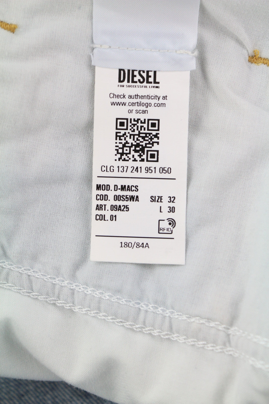 DIESEL D-Macs 09A25 vyriški džinsai W32/L30 tiesaus kirpimo, plėšyti, rekomenduojama kaina – 250 €, skalbtos mėlynos spalvos. 