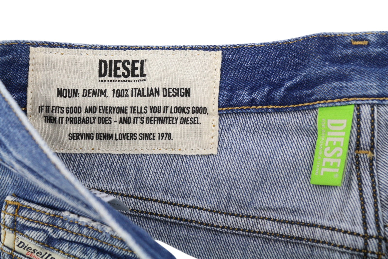 DIESEL D-Macs 09A25 vyriški džinsai W32/L30 tiesaus kirpimo, plėšyti, rekomenduojama kaina – 250 €, skalbtos mėlynos spalvos. 