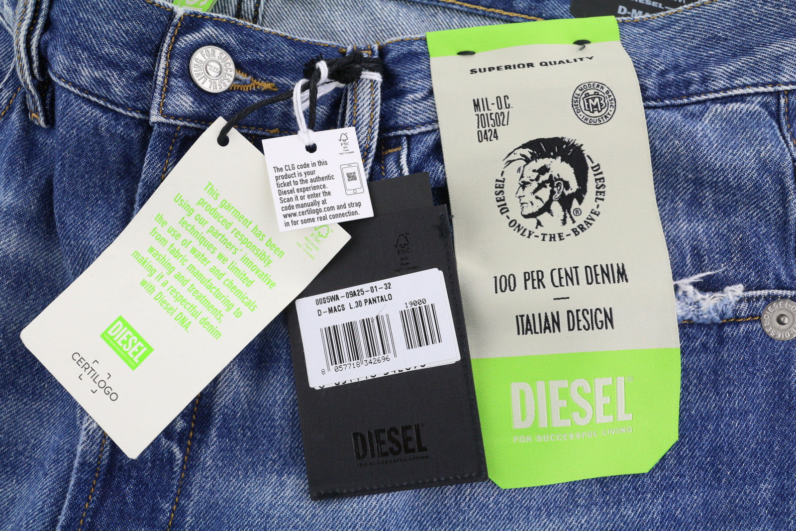 DIESEL D-Macs 09A25 vyriški džinsai W32/L30 tiesaus kirpimo, plėšyti, rekomenduojama kaina – 250 €, skalbtos mėlynos spalvos. 