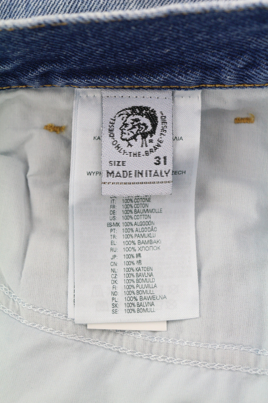 DIESEL D-Macs 09A25 vyriški džinsai W31/L30 tiesaus kirpimo, plėšyti, rekomenduojama kaina – 250 €, skalbtos mėlynos spalvos. 