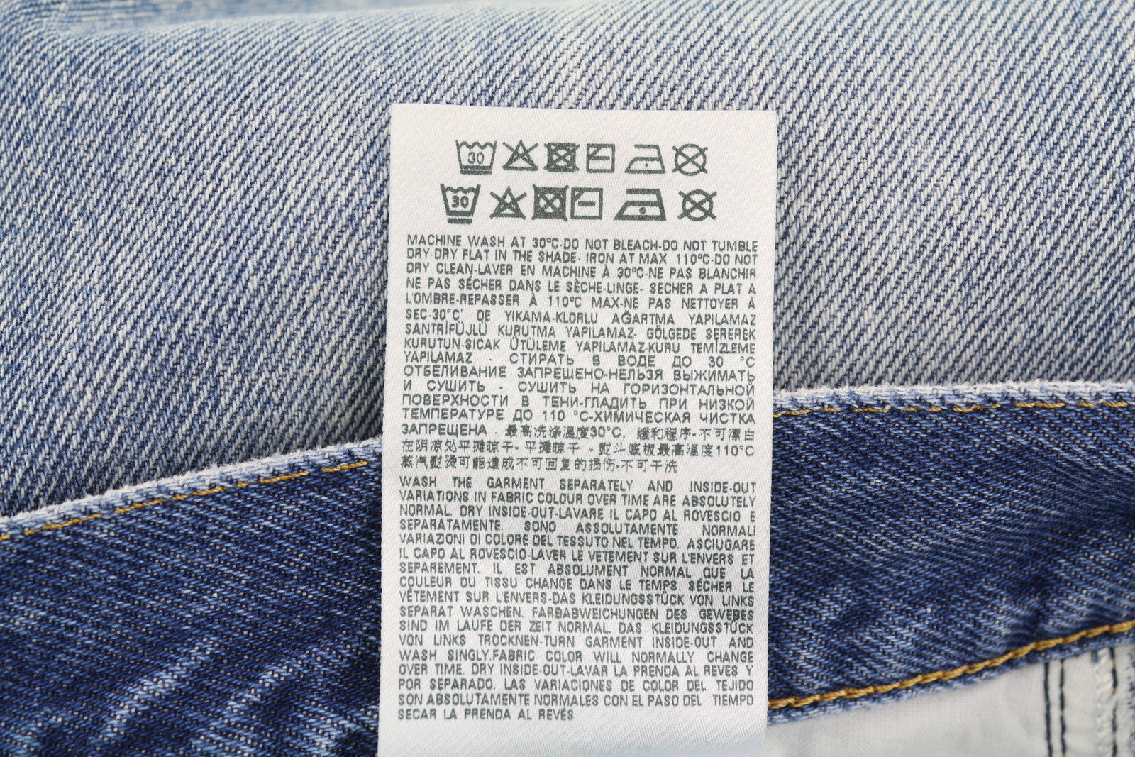 DIESEL D-Macs 09A25 vyriški džinsai W31/L30 tiesaus kirpimo, plėšyti, rekomenduojama kaina – 250 €, skalbtos mėlynos spalvos. 