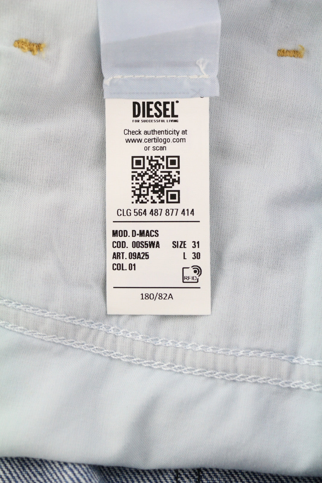 DIESEL D-Macs 09A25 vyriški džinsai W31/L30 tiesaus kirpimo, plėšyti, rekomenduojama kaina – 250 €, skalbtos mėlynos spalvos. 