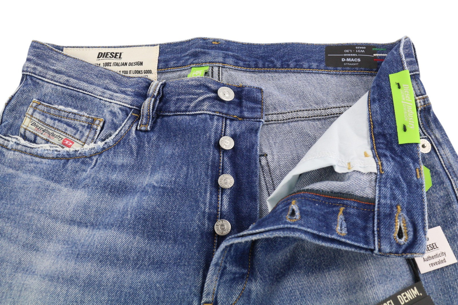 DIESEL D-Macs 09A25 vyriški džinsai W31/L30 tiesaus kirpimo, plėšyti, rekomenduojama kaina – 250 €, skalbtos mėlynos spalvos. 