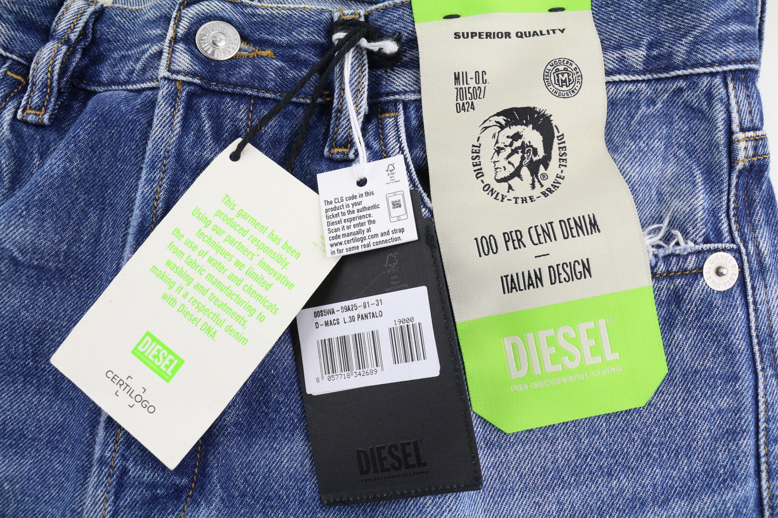 DIESEL D-Macs 09A25 vyriški džinsai W31/L30 tiesaus kirpimo, plėšyti, rekomenduojama kaina – 250 €, skalbtos mėlynos spalvos. 