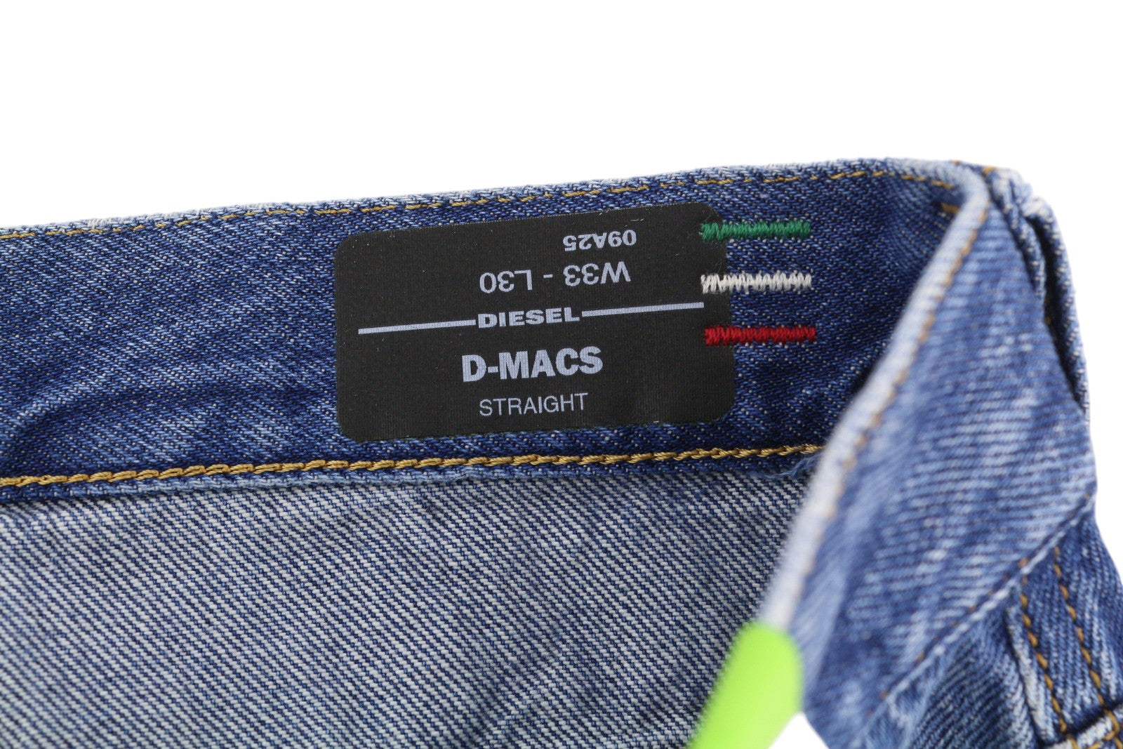 DIESEL D-Macs 09A25 vyriški džinsai W33/L30 tiesaus kirpimo, plėšyti, rekomenduojama kaina – 250 €, skalbtos mėlynos spalvos. 