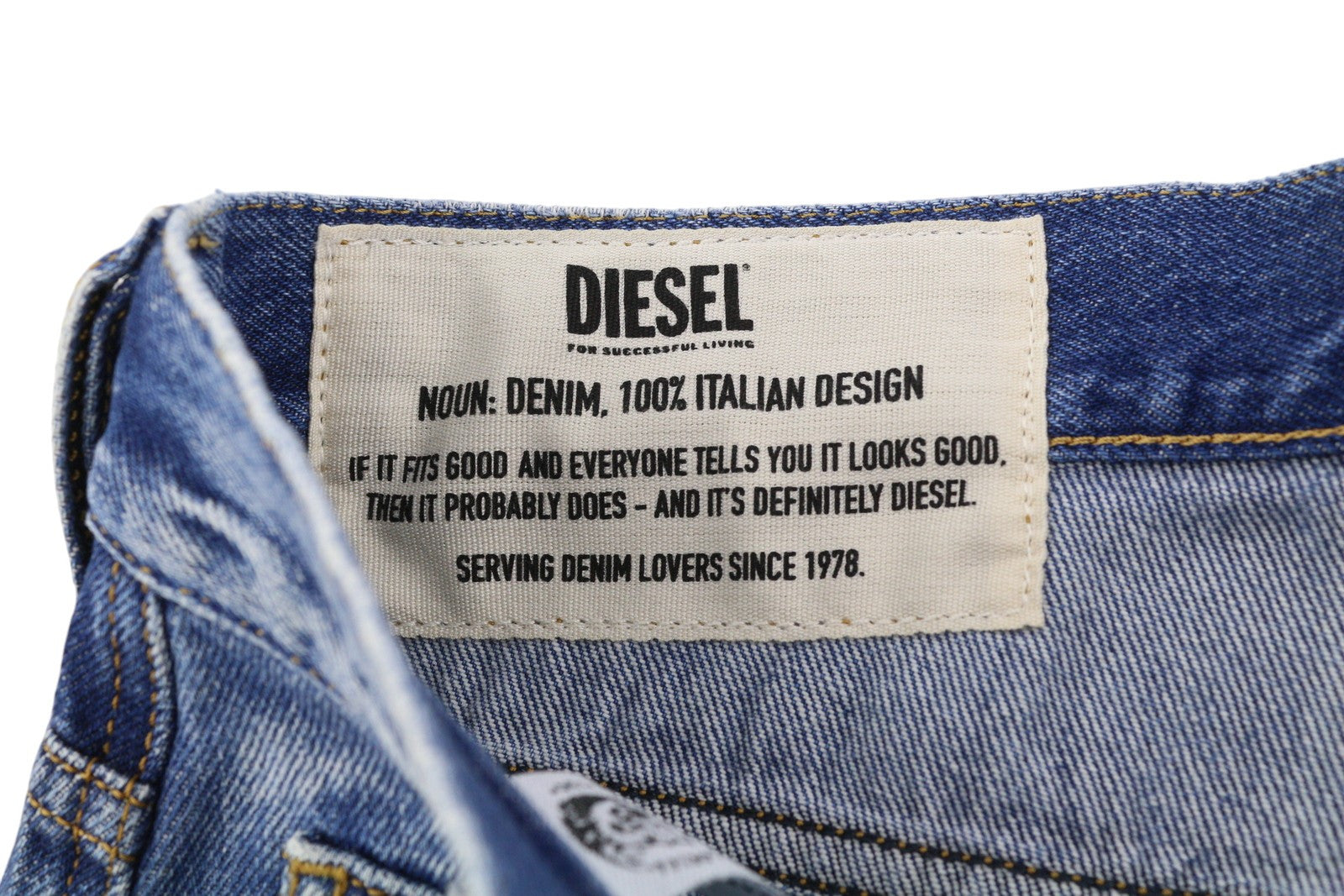 DIESEL D-Macs 09A25 vyriški džinsai W33/L30 tiesaus kirpimo, plėšyti, rekomenduojama kaina – 250 €, skalbtos mėlynos spalvos. 