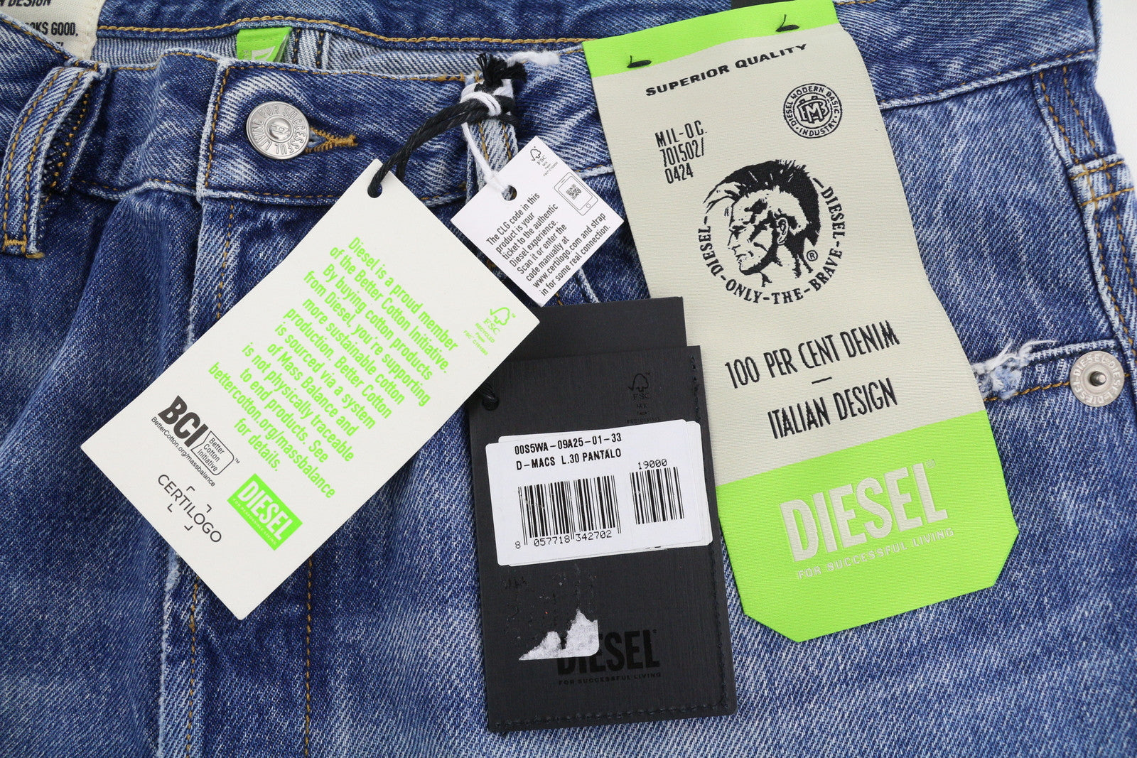 DIESEL D-Macs 09A25 vyriški džinsai W33/L30 tiesaus kirpimo, plėšyti, rekomenduojama kaina – 250 €, skalbtos mėlynos spalvos. 