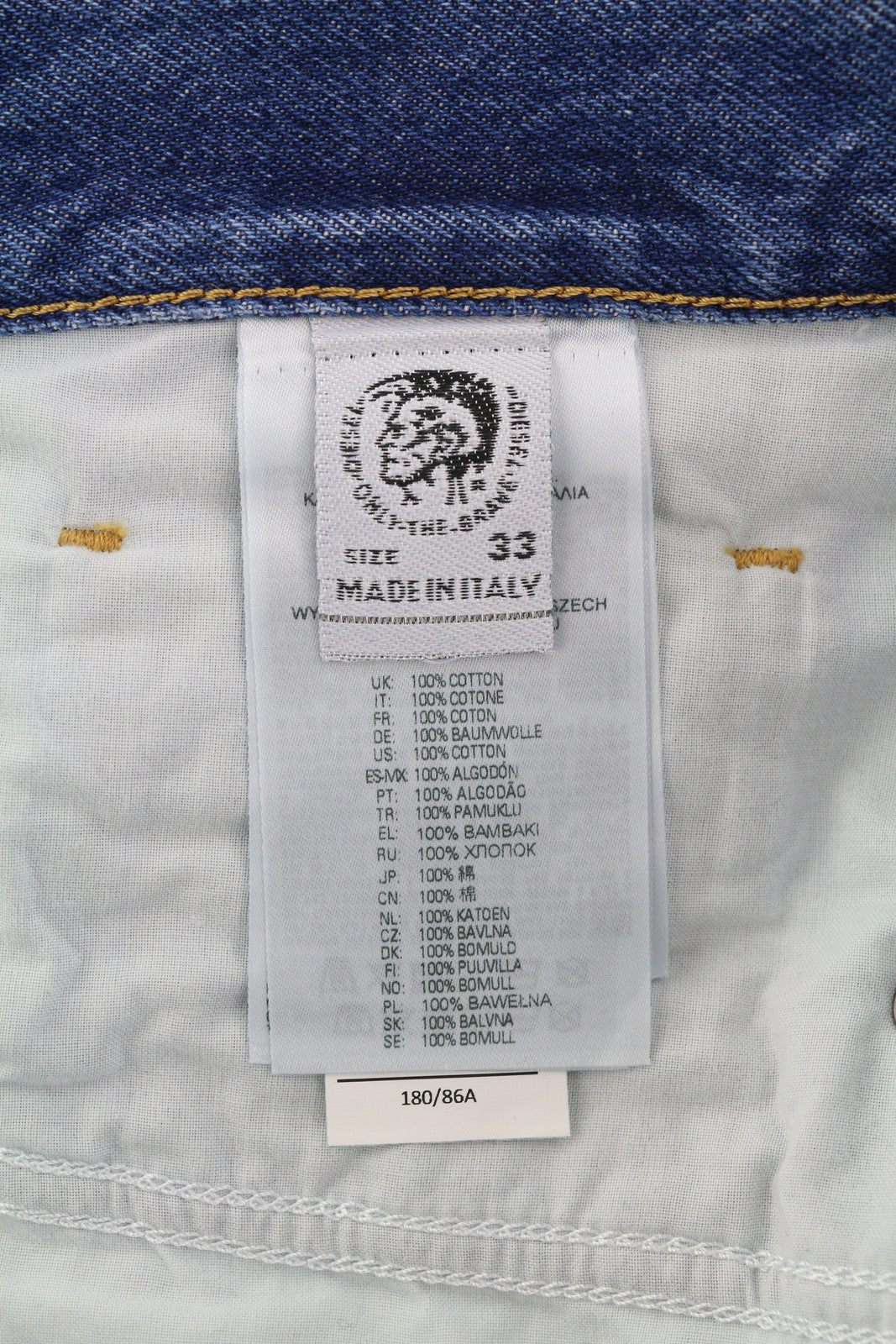 DIESEL D-Macs 09A25 vyriški džinsai W33/L30 tiesaus kirpimo, plėšyti, rekomenduojama kaina – 250 €, skalbtos mėlynos spalvos. 