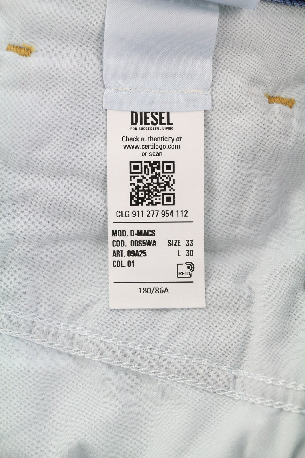 DIESEL D-Macs 09A25 vyriški džinsai W33/L30 tiesaus kirpimo, plėšyti, rekomenduojama kaina – 250 €, skalbtos mėlynos spalvos. 