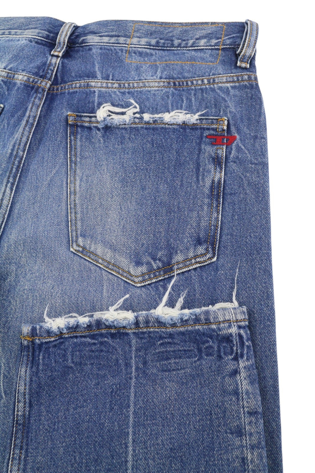 DIESEL D-Macs 09A25 vyriški džinsai W33/L30 tiesaus kirpimo, plėšyti, rekomenduojama kaina – 250 €, skalbtos mėlynos spalvos. 