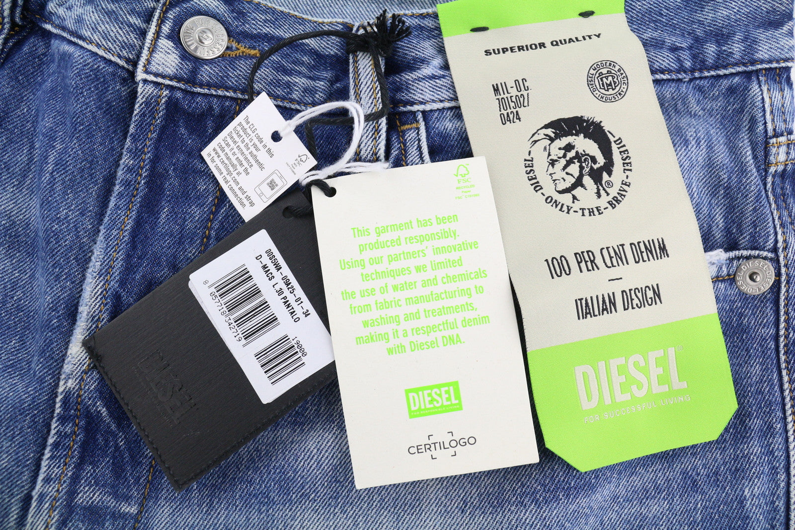 DIESEL D-Macs 09A25 vyriški džinsai W34/L30 tiesaus kirpimo, plėšyti, rekomenduojama kaina – 250 €, skalbtos mėlynos spalvos. 