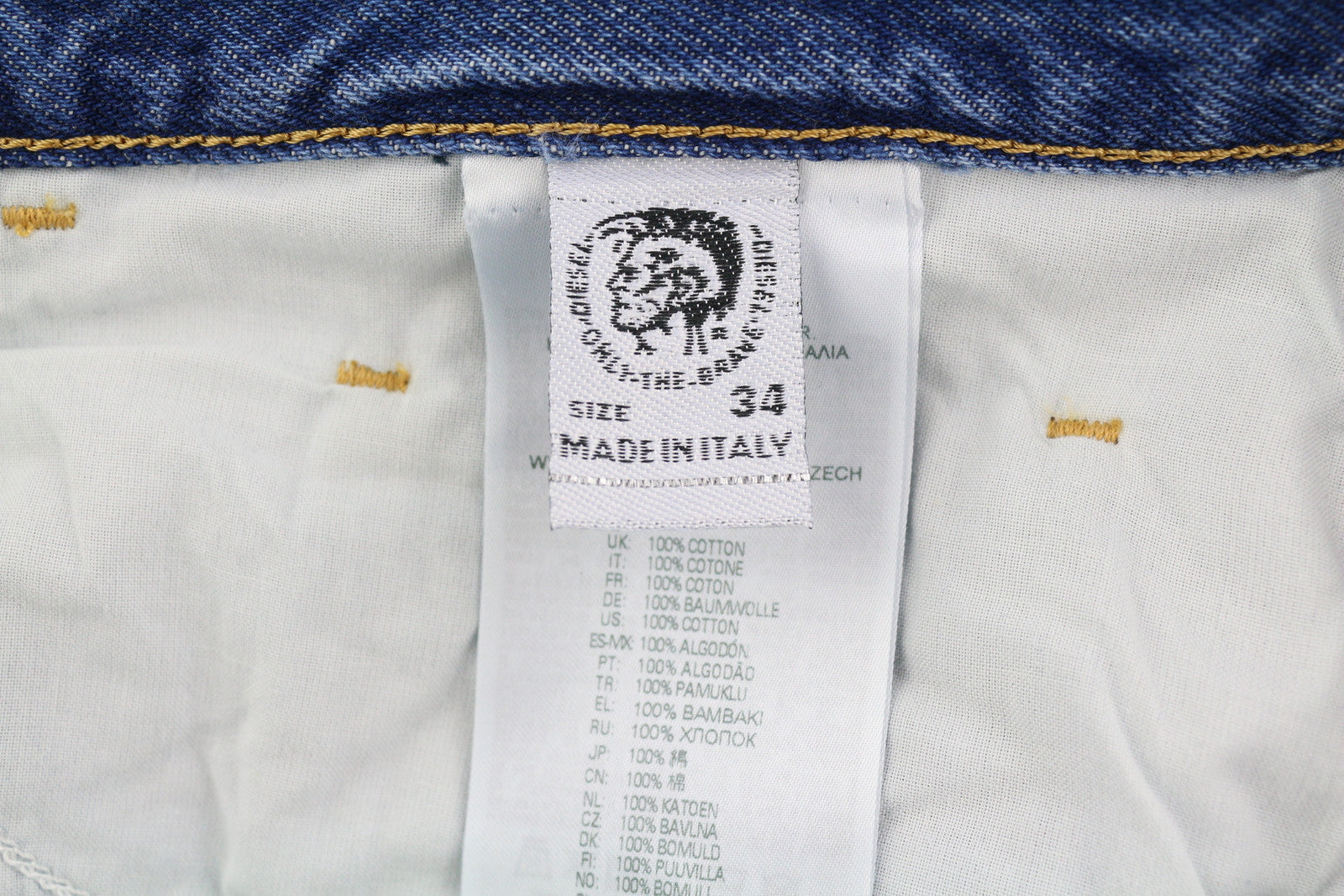 DIESEL D-Macs 09A25 vyriški džinsai W34/L30 tiesaus kirpimo, plėšyti, rekomenduojama kaina – 250 €, skalbtos mėlynos spalvos. 