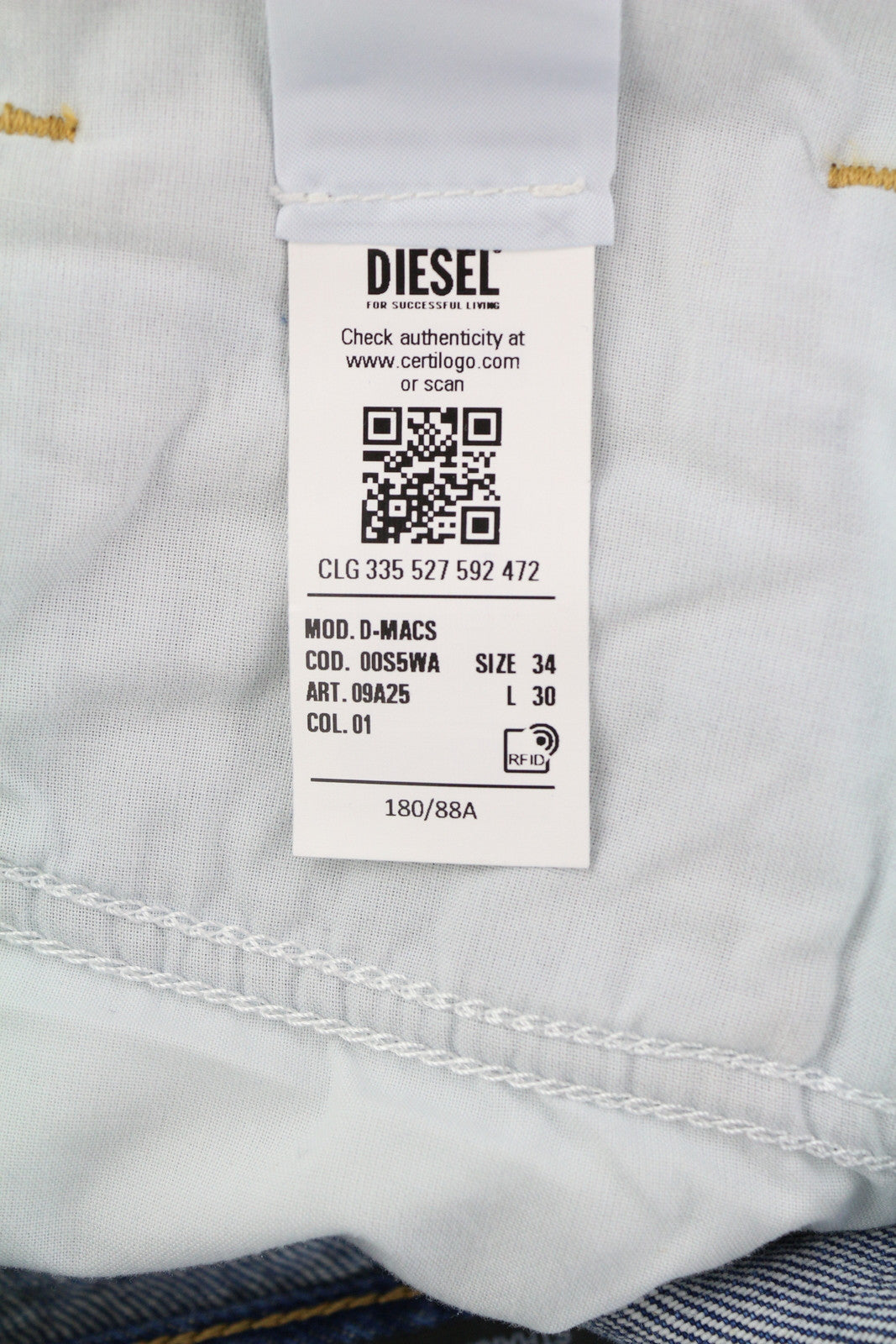 DIESEL D-Macs 09A25 vyriški džinsai W34/L30 tiesaus kirpimo, plėšyti, rekomenduojama kaina – 250 €, skalbtos mėlynos spalvos. 