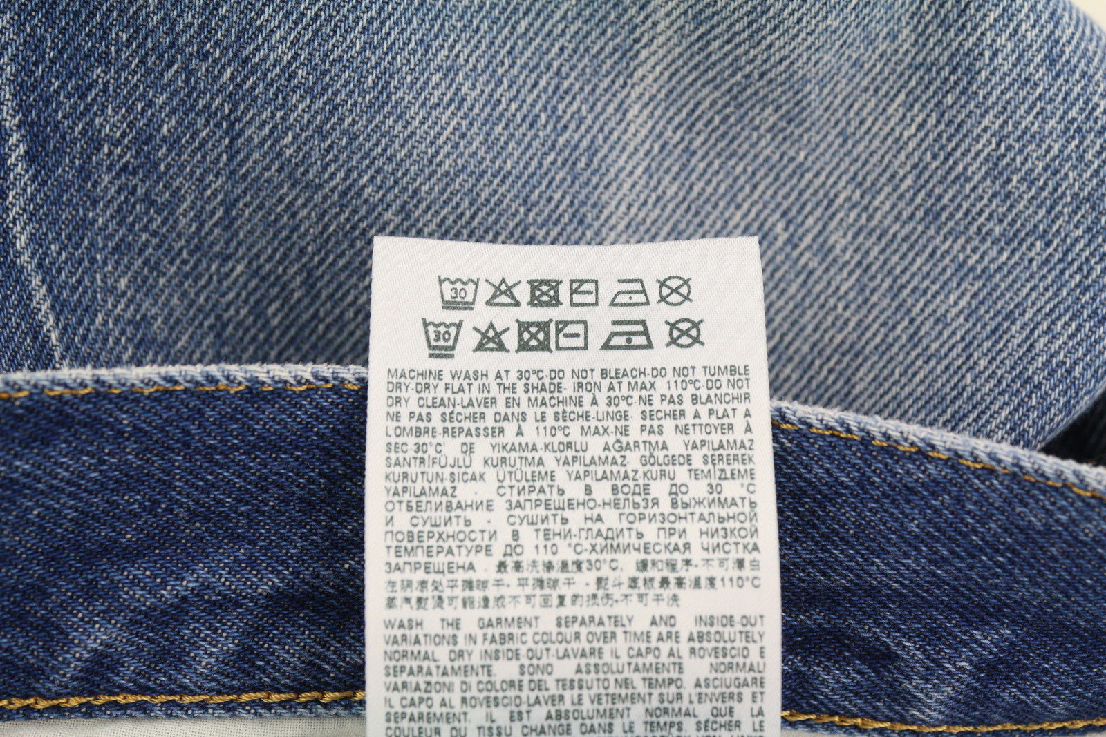 DIESEL D-Macs 09A25 vyriški džinsai W34/L30 tiesaus kirpimo, plėšyti, rekomenduojama kaina – 250 €, skalbtos mėlynos spalvos. 