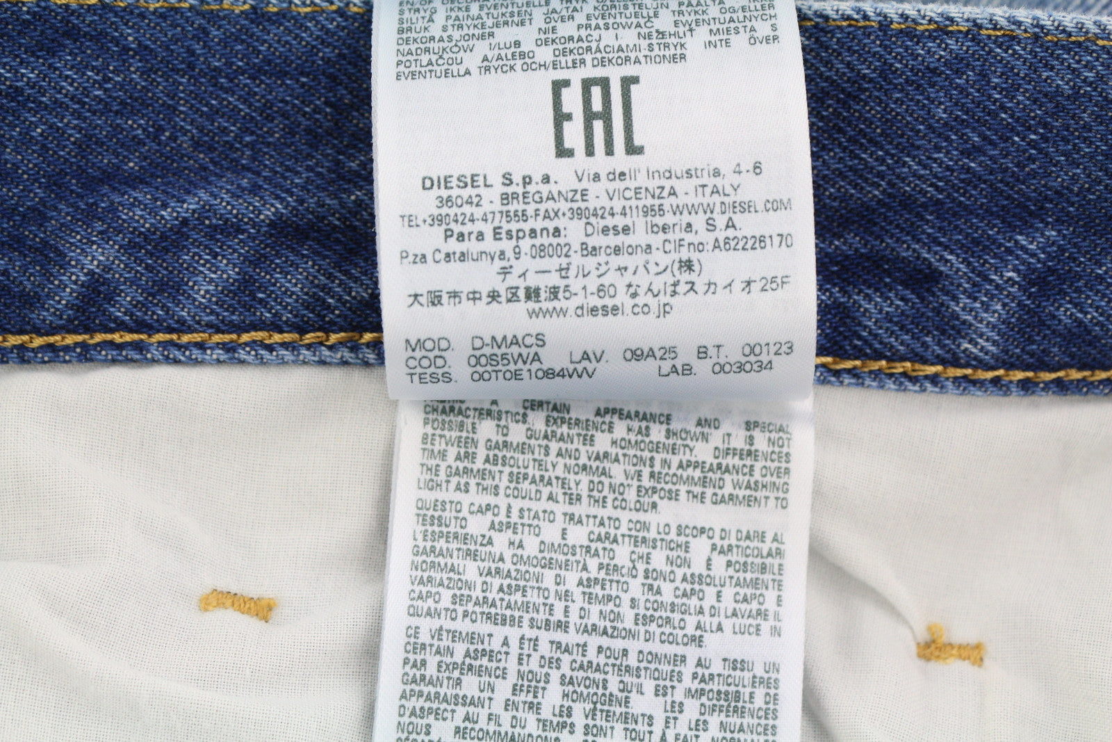 DIESEL D-Macs 09A25 vyriški džinsai W34/L30 tiesaus kirpimo, plėšyti, rekomenduojama kaina – 250 €, skalbtos mėlynos spalvos. 