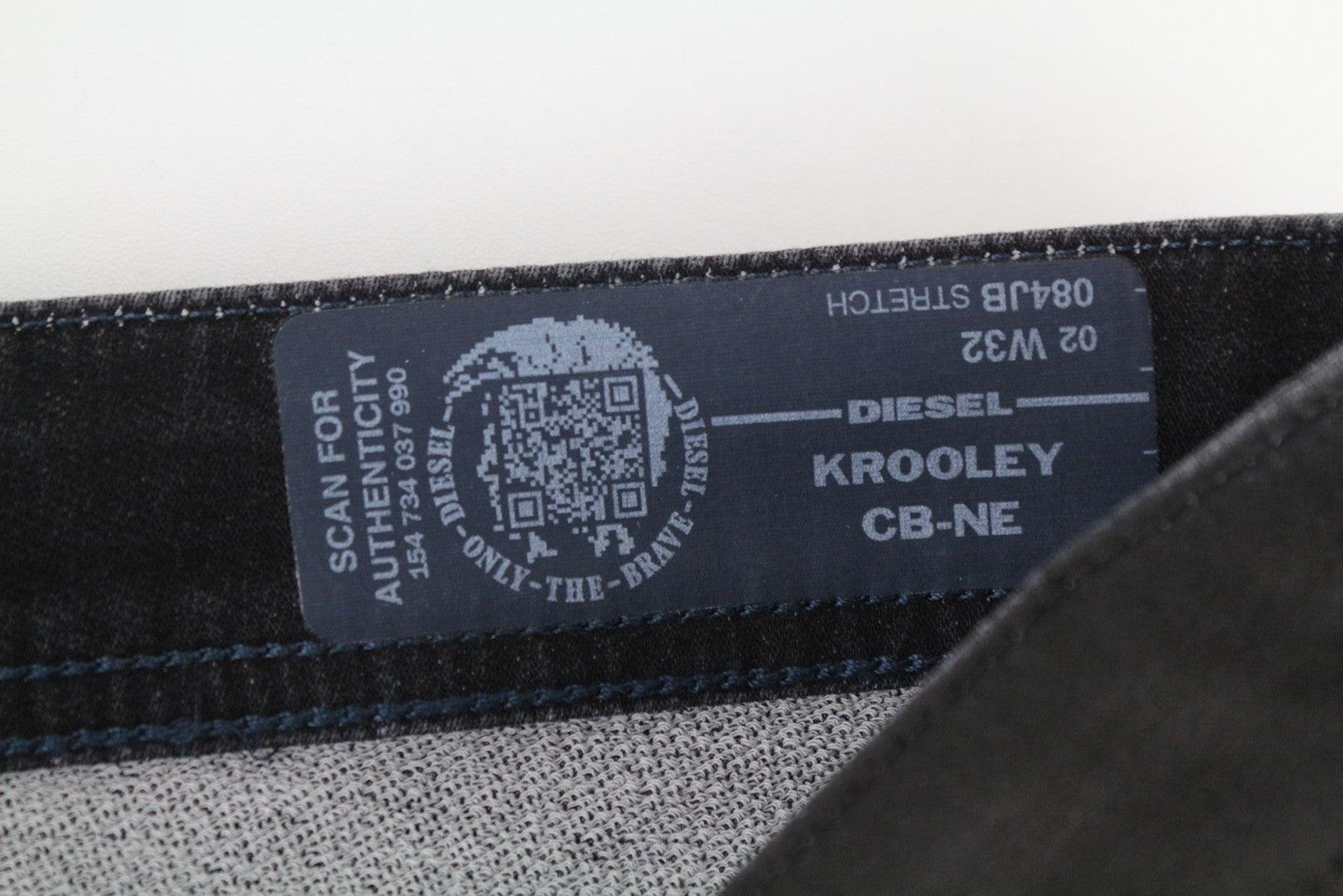 DIESEL Krooley-CB-Ne 084JB vyriški džinsai W32 vaškinės juodos spalvos, ploni, rekomenduojama mažmeninė kaina – 320 € 