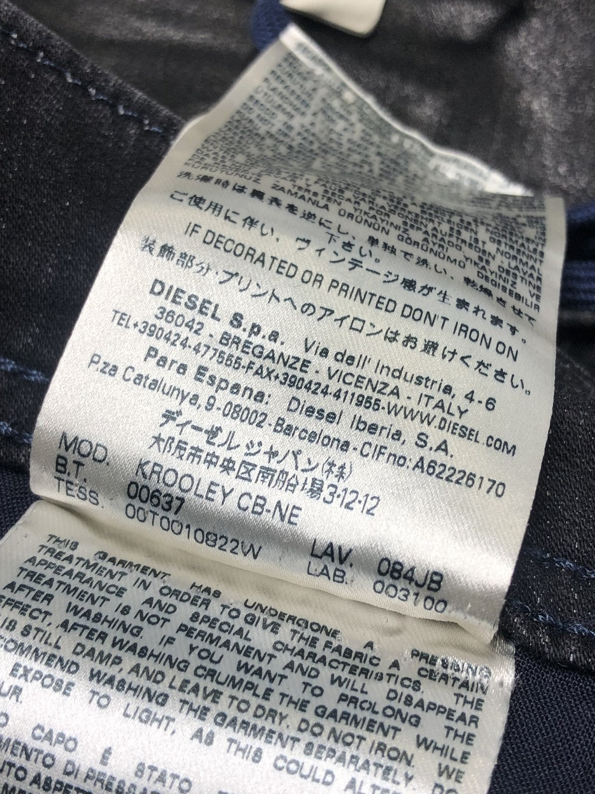 DIESEL Krooley-CB-Ne 084JB vyriški džinsai W32 vaškinės juodos spalvos, ploni, rekomenduojama mažmeninė kaina – 320 € 