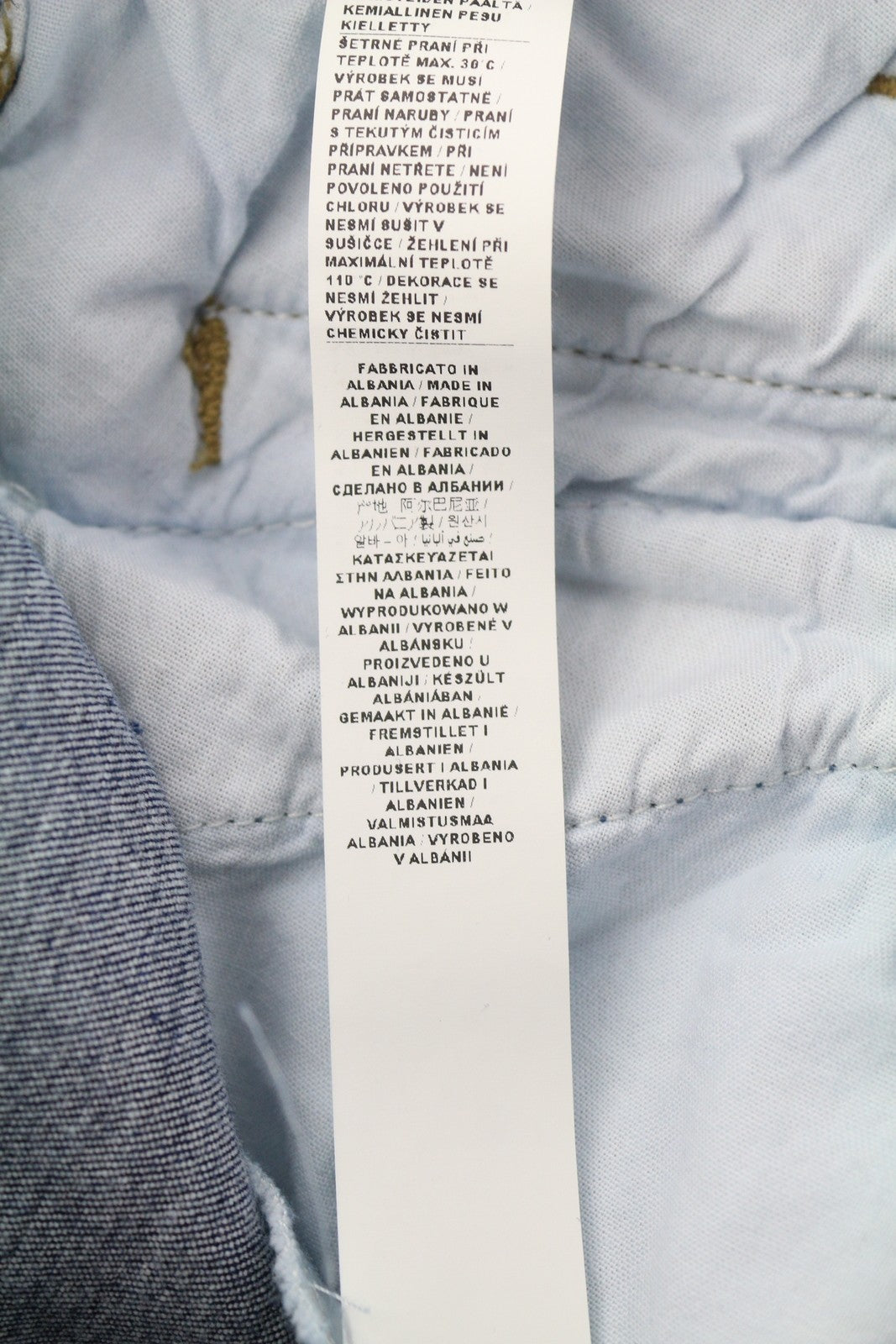 LIU JO moteriški džinsai W28 Platėjančios iškirptės su aukštu juosmeniu ir užtrauktuku, skalbto džinso mėlynumo logotipu 