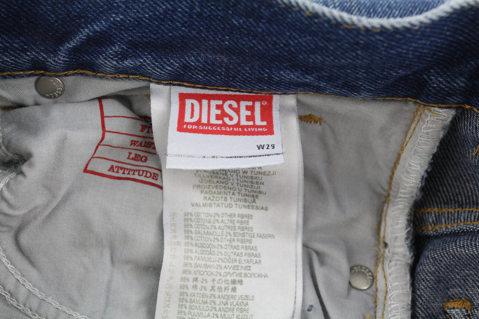 DIESEL 2000 09E03 moteriški džinsai W29/L30 įprasto kirpimo, vidutinio juosmens, platėjančios klešnės, skalbti 