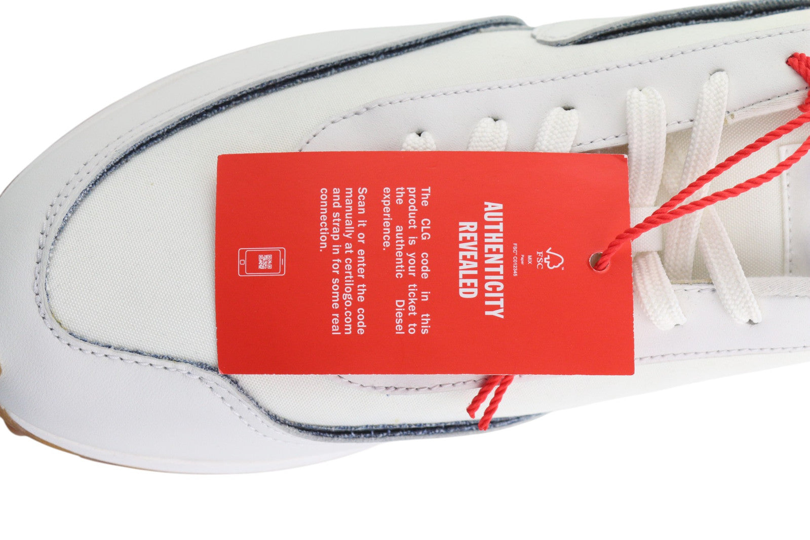 DIESEL S-Racer LC vyriški sportbačiai, 44.5 dydis, balti, zomšiniai, su raišteliais, rekomenduojama kaina – 195 € 