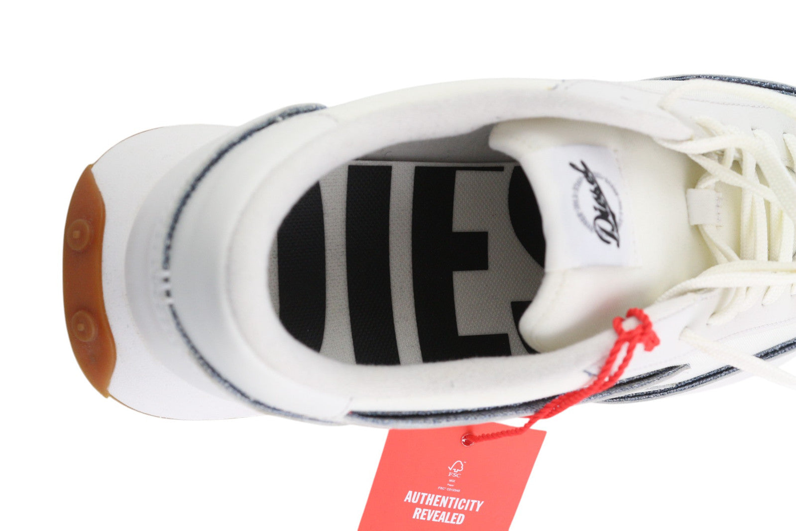 DIESEL S-Racer LC vyriški sportbačiai, 44.5 dydis, balti, zomšiniai, su raišteliais, rekomenduojama kaina – 195 € 