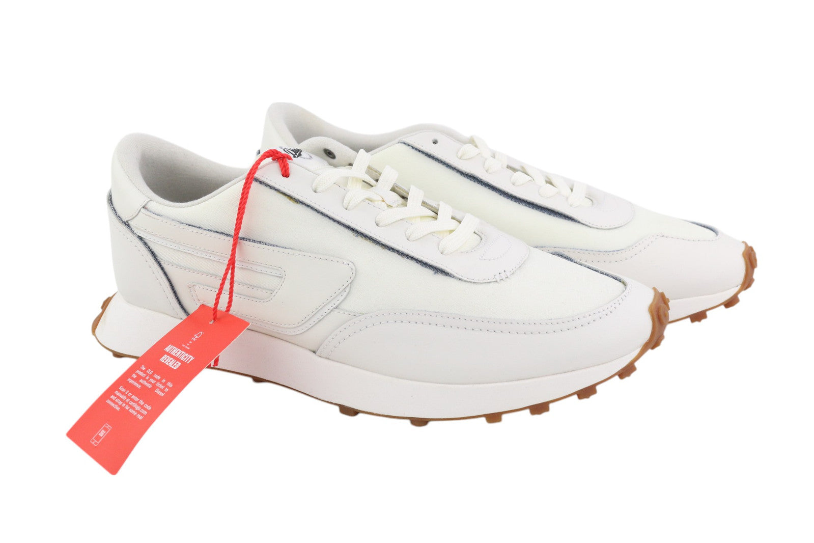 DIESEL S-Racer LC vyriški sportbačiai, 44.5 dydis, balti, zomšiniai, su raišteliais, rekomenduojama kaina – 195 € 