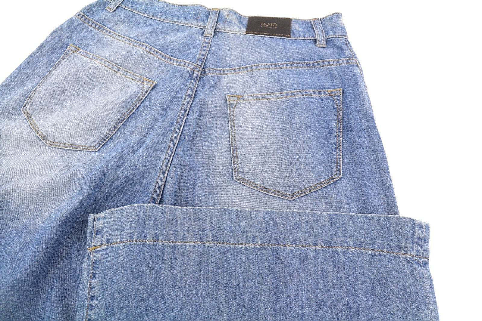 LIU JO Flare moteriški džinsai W28 aukštu juosmeniu, plačiomis klešnėmis, užtrauktuku, skalbto džinso mėlynumo logotipu. 