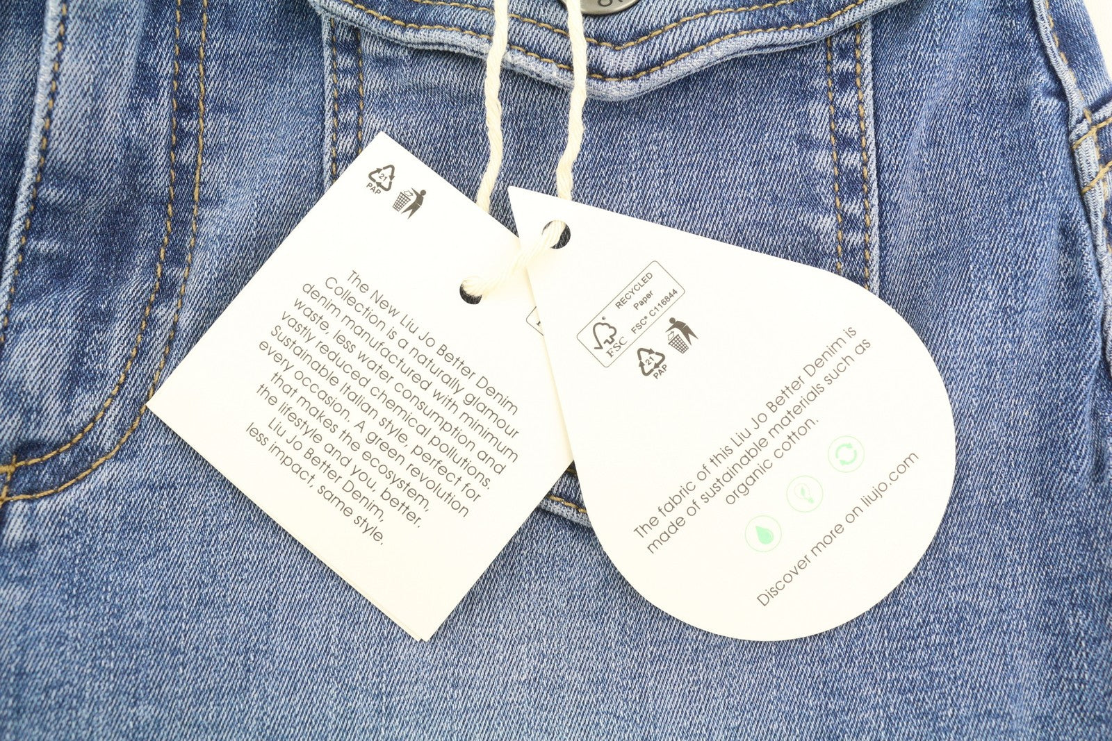 LIU JO platėjančios moteriškos džinsinės kelnės su kišenėmis W28, aukštu juosmeniu, su užtaisytomis kišenėmis, mėlynos spalvos. 